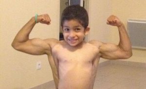 Vous pouvez apprendre à vos enfants à montrer leurs biceps