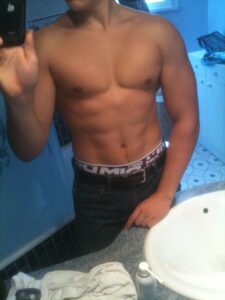 Nicolas, 1m79, 41 cm de tour de bras, 50 dips, 12 muscle-up, etc