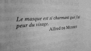 SOUS LE MASQUE